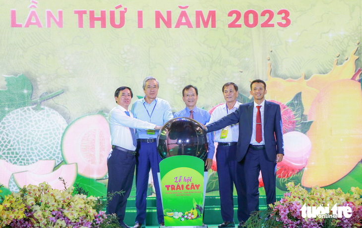 Lãnh đạo tỉnh Ninh Thuận và huyện Ninh Sơn chạm tay vào biểu tượng quả cầu để chính thức khai mạc Lễ hội trái cây Ninh Sơn năm 2023 - Ảnh: DUY NGỌC