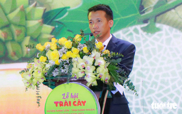 Ông Kiều Tấn Thịnh - chủ tịch UBND huyện Ninh Sơn - phát biểu tại lễ hội - Ảnh: DUY NGỌC