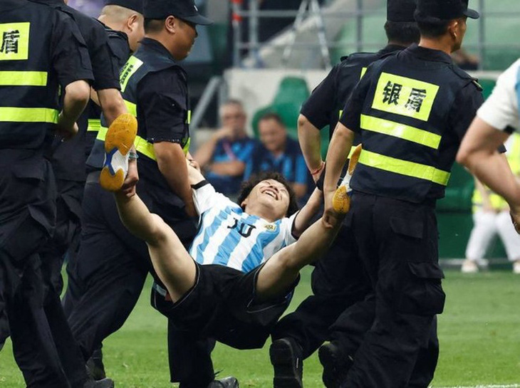 Thanh niên ôm Messi nổi tiếng toàn cầu với khoảnh khắc để đời - Ảnh 3.