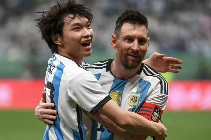 Thanh niên ôm Messi nổi tiếng toàn cầu với khoảnh khắc để đời - Ảnh 2.
