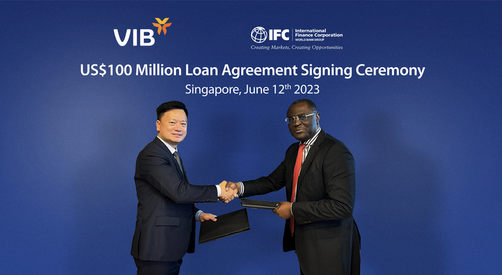 Ông Lê Quang Trung - Giám đốc Khối Nguồn vốn và ngoại hối VIB cùng ông Allen Forlemu - Giám đốc Khối Định chế tài chính khu vực châu Á - Thái Bình Dương IFC tại buổi ký kết khoản vay
