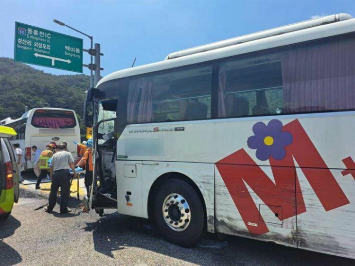 Hàn Quốc: 3 xe buýt chở học sinh va chạm liên hoàn, hơn 80 người bị thương - Ảnh 1.