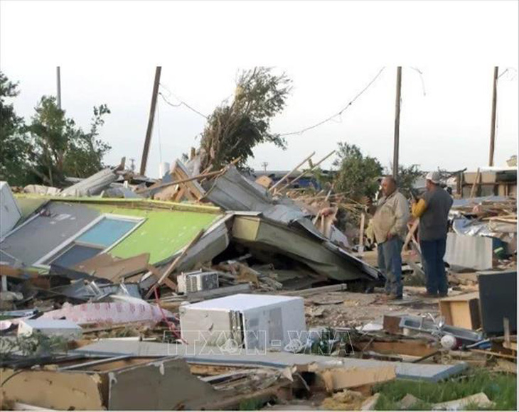 Lốc xoáy hoành hành tại Texas làm 3 người thiệt mạng, 100 người bị thương - Ảnh 1.