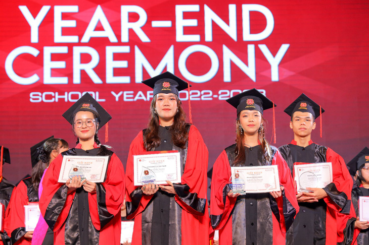 VAS khen thưởng học sinh đạt thành tích xuất sắc tại Lễ bế giảng năm học 2022-2023.