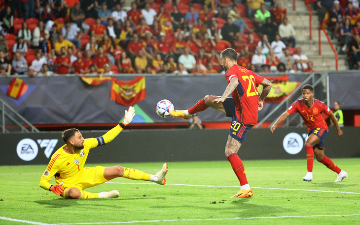 Tình huống đưa bóng vào lưới dễ dàng của Joselu - Ảnh: REUTERS