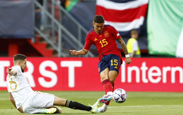 Yeremy Pino sớm mở tỉ số cho Tây Ban Nha ở phút thứ 4 - Ảnh: REUTERS