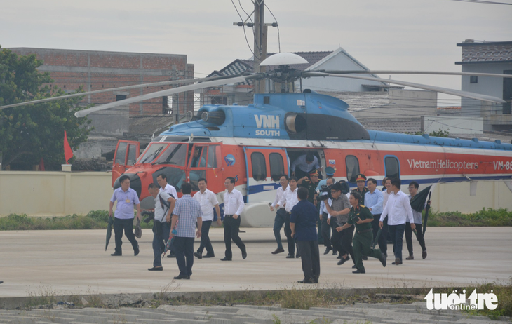 8h sáng, trực thăng chở Chủ tịch nước Võ Văn Thưởng hạ cánh tại sân bay đảo Phú Quý. Hòn đảo cách đất liền khoảng 56 hải lý. Đây là đảo tiền tiêu gần với quần đảo Trường Sa nhất của nước ta.