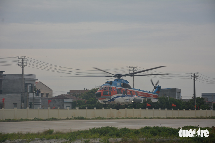 Đoàn công tác đến đảo Phú Quý bằng 2 trực thăng