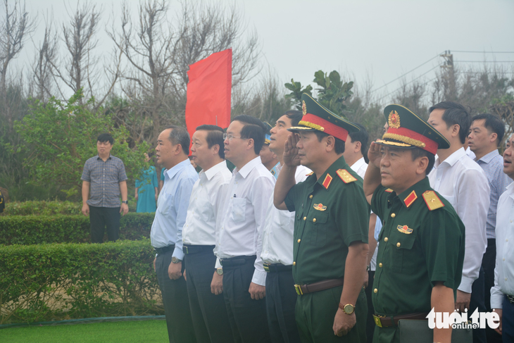 Đoàn công tác chào cờ tại cột cờ đảo Phú Quý 