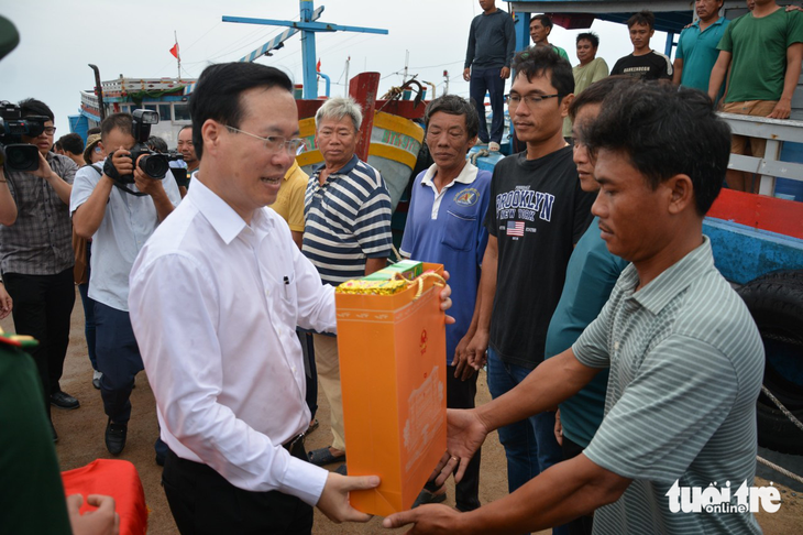 Thăm hỏi, tặng quà cho các ngư dân tại cảng Phú Quý