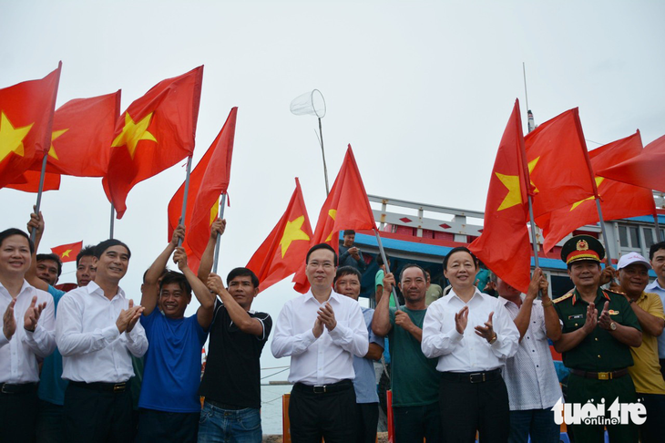 Chủ tịch nước cùng đoàn công tác thăm hỏi, tặng cờ Tổ quốc cho các ngư dân tại cảng Phú Quý
