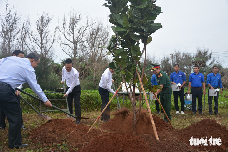 Chủ tịch nước cùng đoàn công tác trồng cây bàng vuông lưu niệm tại cột cờ đảo Phú Quý 