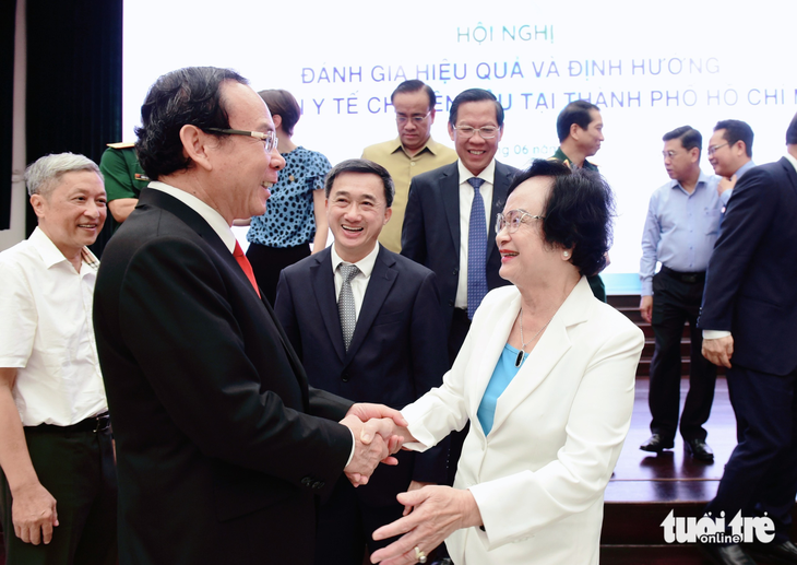 Bí thư Thành uỷ TP.HCM Nguyễn Văn Nên trao đổi với các chuyên gia tham dự hội nghị - Ảnh: DUYÊN PHAN