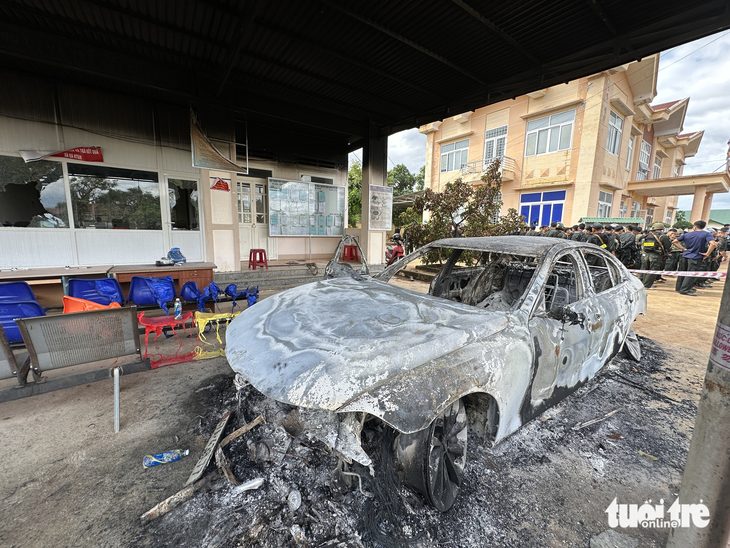 Chiếc xe anh Bốp bị đốt, trụ sở bị phá tan hoang - Ảnh: TRUNG TÂN