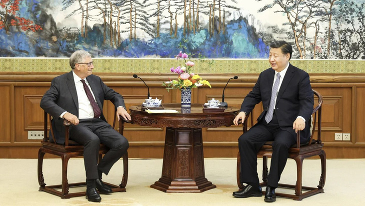 Chủ tịch Trung Quốc Tập Cận Bình (phải) tiếp tỉ phú Mỹ Bill Gates tại Bắc Kinh, Trung Quốc ngày 16-6 - Ảnh: XINHUA