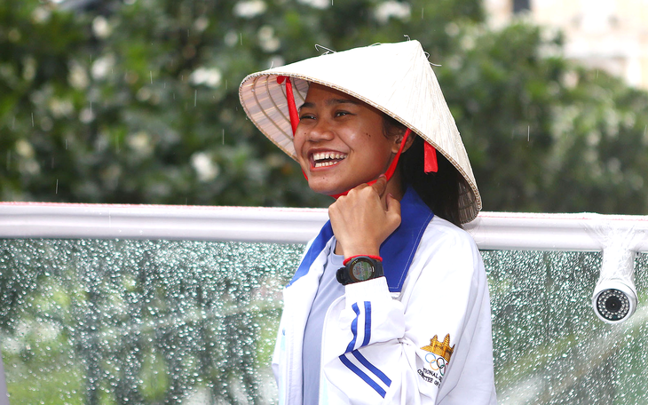'VĐV khóc trong mưa' Bou Samnang dạo chơi Sài Gòn trong mưa