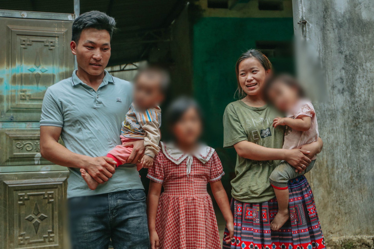 Vợ chồng anh Sồng A Chữ (27 tuổi) và chị Giàng Thị Ly (25 tuổi) ở bản Pa Chè, huyện Vân Hồ, tỉnh Sơn La mong muốn các con kiên trì học tập thay vì tảo hôn giống mình - Ảnh: PHƯƠNG LÊ