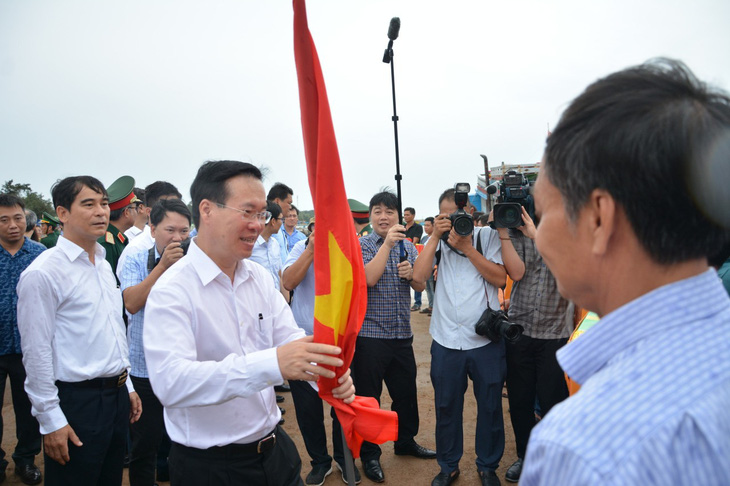 Chủ tịch nước cùng đoàn công tác thăm hỏi, tặng cờ Tổ quốc cho các ngư dân tại cảng Phú Quý - Ảnh: ĐỨC TRONG