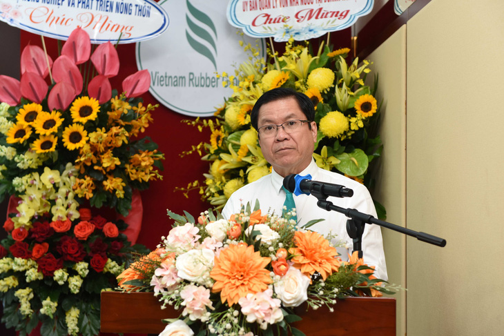 Ông Lê Thanh Hưng - thành viên hội đồng quản trị, tổng giám đốc Tập đoàn Công nghiệp Cao su Việt Nam - báo cáo tại đại hội