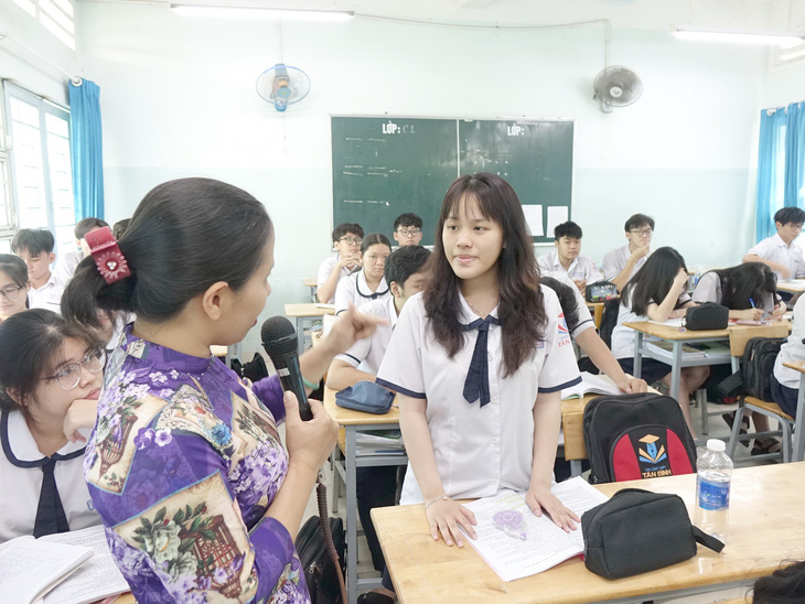 Một tiết học môn sử của cô trò lớp 12A6 Trường THPT Tân Bình (quận Tân Phú, TP.HCM) - Ảnh: NHƯ HÙNG