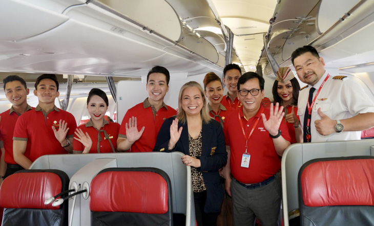 Tổng giám đốc Vietjet Đinh Việt Phương cùng phi hành đoàn Vietjet thực hiện chuyến bay đầu tiên kết nối TP.HCM với Brisbane 