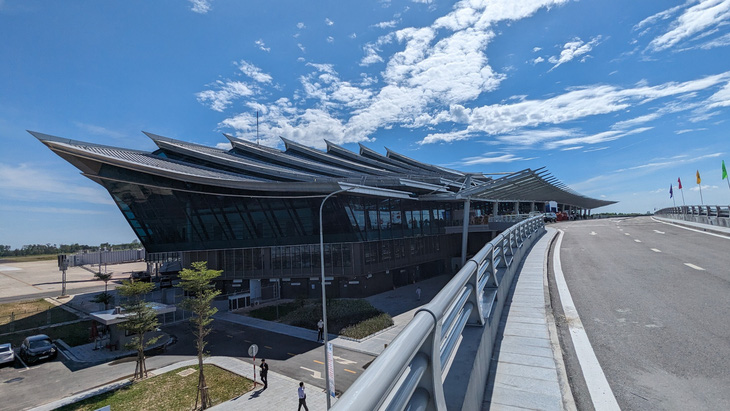 Kiến trúc bên ngoài nổi bật của nhà ga hành khách T2 ở sân bay Phú Bài lấy cảm hứng thiết kế từ kiến trúc cung điện triều Nguyễn ở Huế - Ảnh: NHẬT LINH