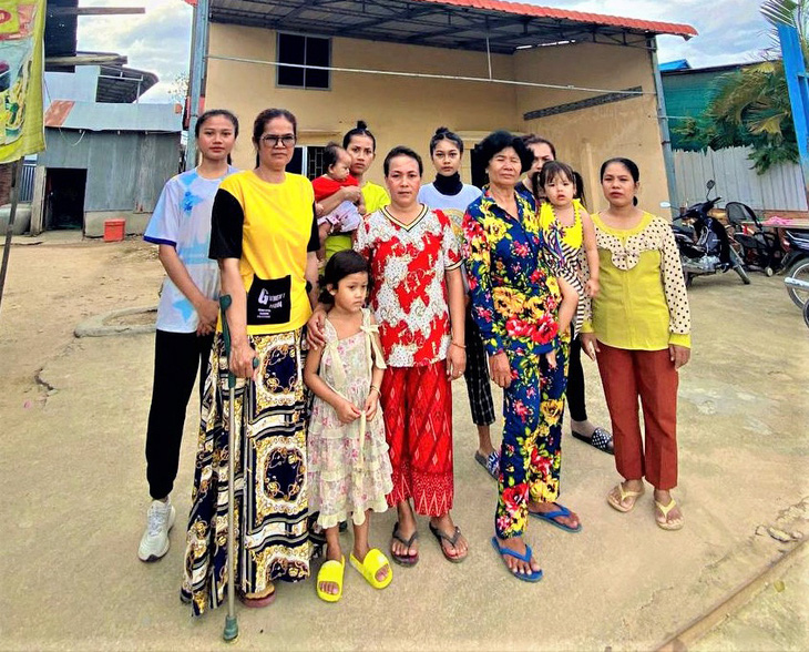 Bo Samnang và các thành viên trong gia đình ở ngoại thành thủ đô Phnom Penh - Ảnh: SOKMEAN