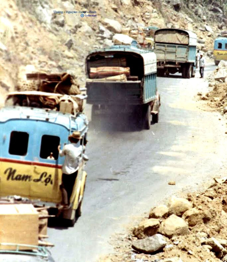 Đèo Hải Vân năm 1968, chiếc xe đò Renault của  Hãng Nam Lộc chạy tuyến Huế - Đà Nẵng - Ảnh tư liệu