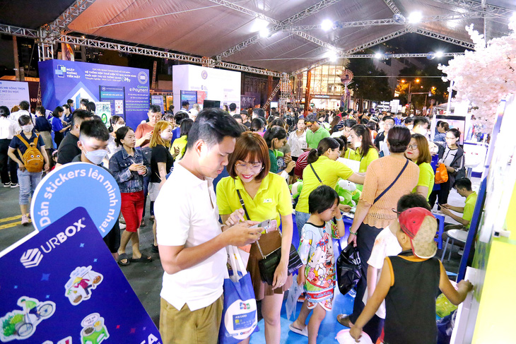 Đông đảo người dân đến trải nghiệm tại Lễ hội Không tiền mặt 2023 vào tối 18-6 - Ảnh: PHƯƠNG QUYÊN