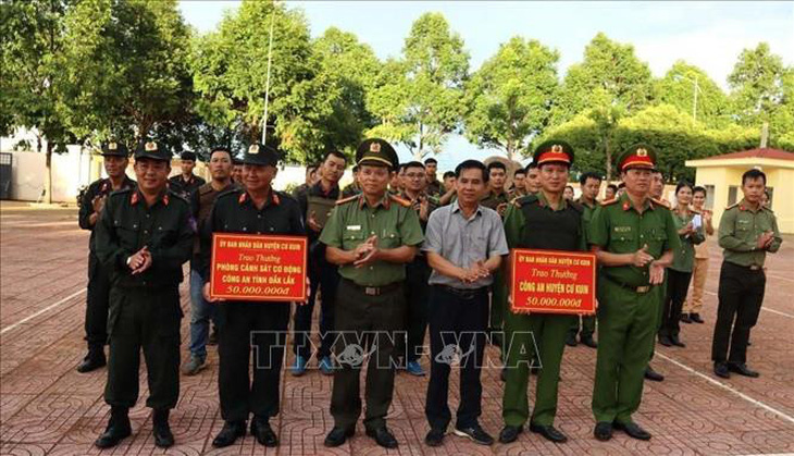 Khen thưởng cán bộ, chiến sĩ Công an huyện Cư Kuin và Phòng Cảnh sát cơ động (Công an tỉnh Đắk Lắk) trong đấu tranh, truy bắt các đối tượng nguy hiểm - Ảnh: TTXVN 