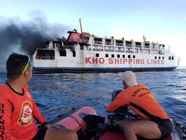 Giải cứu 120 người trên phà Philippines bốc cháy giữa biển - Ảnh 1.
