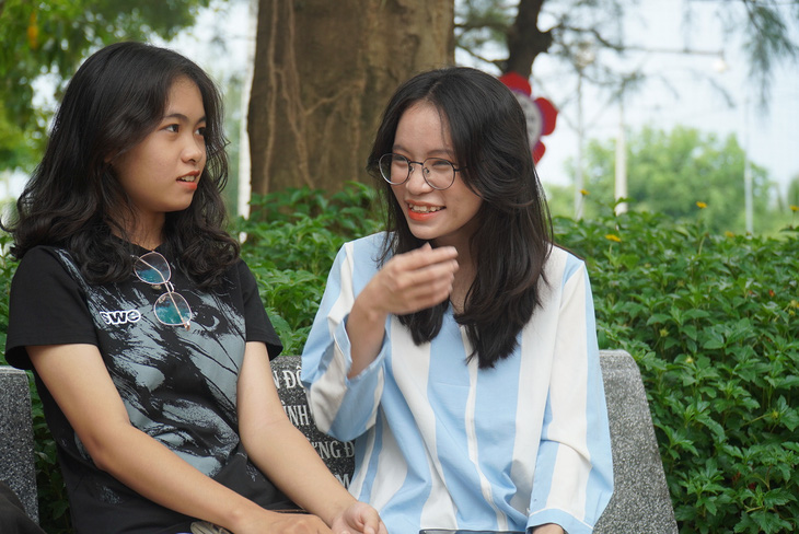 Nữ sinh Huỳnh Hoàng Mai (bên phải) đạt 3 điểm 10 trong kỳ thi tuyển sinh lớp 10 tại Tiền Giang - Ảnh: MẬU TRƯỜNG