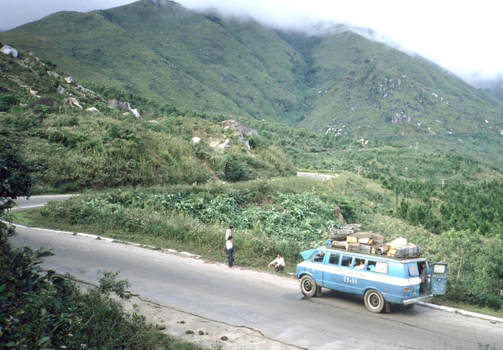 Chiếc xe đò Huế - Đà Nẵng ở đầu đèo Hải Vân. Ảnh chụp năm 1989 qua ống kính một du khách Hà Lan Stefan Hajdu