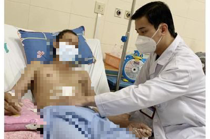 Bác sĩ Hà Hải Nam thăm khám cho bệnh nhân - Ảnh: BSCC