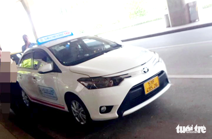Chiếc taxi mà Minh đón khách tại ga quốc tế vào sáng 29-5 - Ảnh: cắt từ video