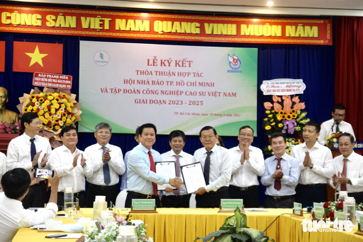 Hội Nhà báo TP.HCM ký kết chương trình hợp tác với Tập đoàn Công nghiệp cao su Việt Nam - Ảnh 1.