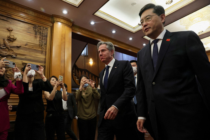 Ngoại trưởng Mỹ Antony Blinken (trái) đi cạnh Ngoại trưởng Trung Quốc Tần Cương ở nhà khách Điếu Ngư Đài hôm 18-6 - Ảnh: REUTERS