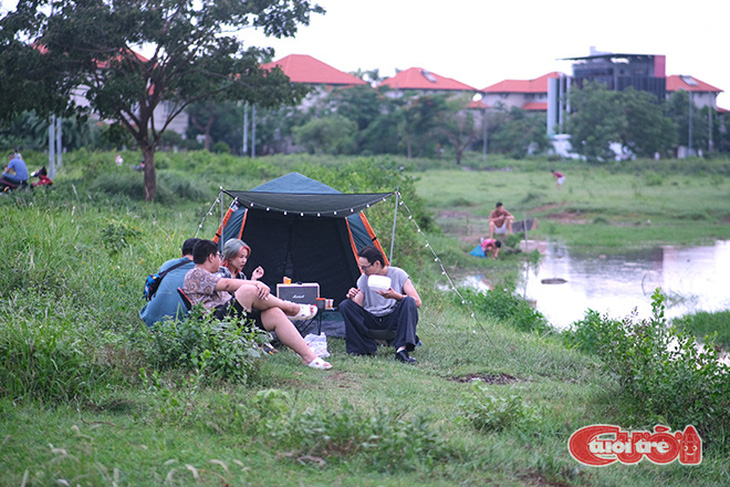 Bạn trẻ check-in, dựng lều cắm trại tại đảo Kim Cương - Ảnh 1.
