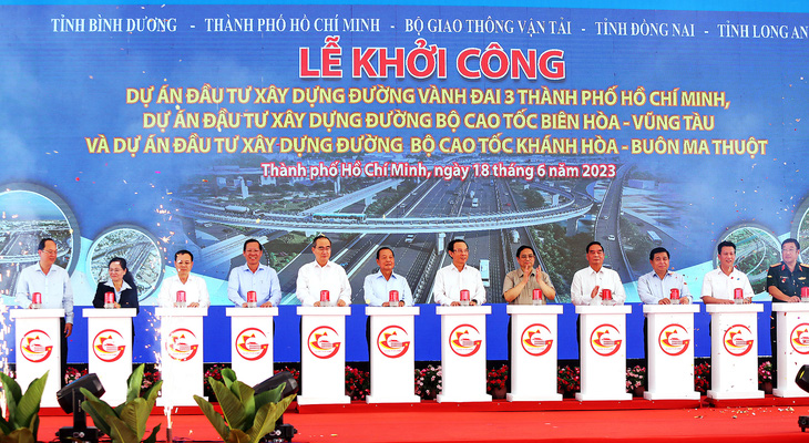 Thủ tướng Phạm Minh Chính cùng lãnh đạo các bộ ngành, địa phương bấm nút khởi công dự án vành đai 3 ở TP.HCM - Ảnh: CHÂU TUẤN