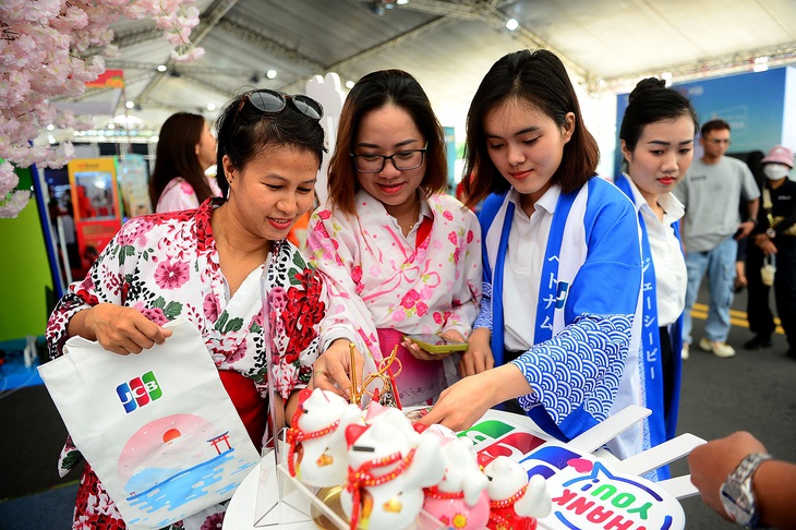 Người dân tham quan và trải nghiệm ở gian hàng JCB tại lễ hội Không tiền mặt vừa diễn ra ở TP.HCM - Ảnh: QUANG ĐỊNH