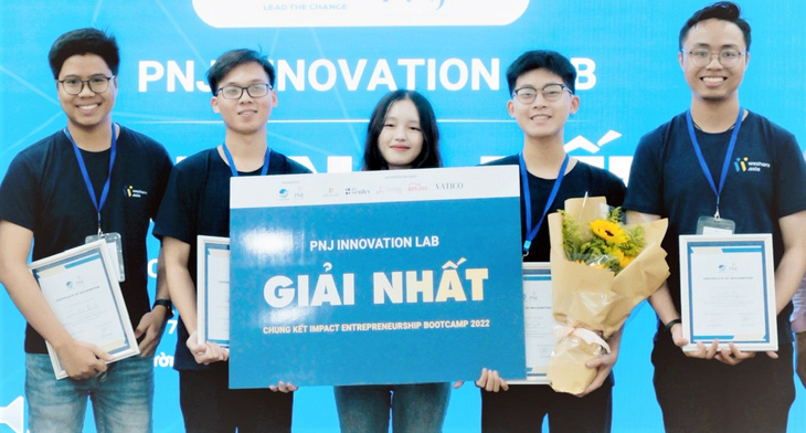 Lê Bá Quý (trái) cùng các thành viên WeShare nhận giải nhất chương trình Impact Entrepreneurship Bootcamp - Ảnh: NVCC