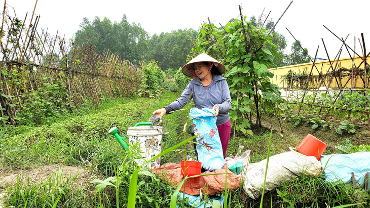 Bà Nguyễn Minh Tuyết, 59 tuổi, khoe sang năm sẽ nhận lương hưu   - Ảnh: TÂM LÊ