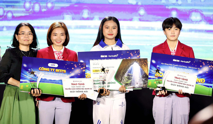 Ba VĐV Nguyễn Thị Oanh, Bou Samnang và Trần Mai Ngọc (thứ hai từ trái sang) nhận giải “Cảm hứng SEA Games 32” do báo Tuổi Trẻ tổ chức