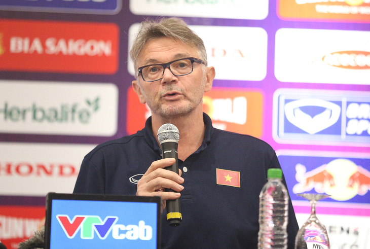 HLV Philippe Troussier: Công Phượng, Quang Hải, Văn Toàn có thể ra sân cùng lúc - Ảnh 1.