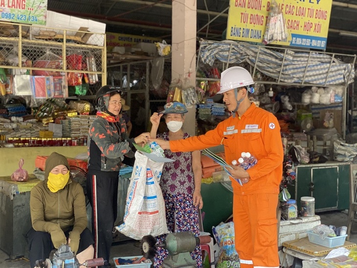 Nhân viên Điện lực Hà Tĩnh tuyên truyền tại các chợ, trung tâm, khu dân cư đông người