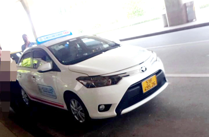 Chiếc taxi mà Minh đón khách tại ga quốc tế vào sáng 29-5 - Ảnh: cắt từ video