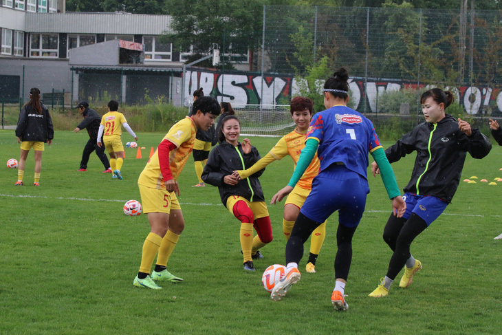 Chờ chiến thắng của tuyển nữ Việt Nam trước U23 Ba Lan - Ảnh 1.