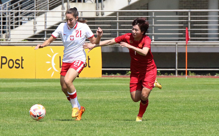 Tuyển nữ Việt Nam thua U23 Ba Lan, Huỳnh Như bị đau phải rời sân