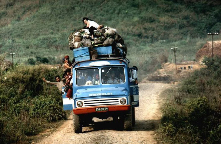 Hành khách đu bám, chồng chất trên xe là hình ảnh thường thấy sau năm 1975, kể cả những cung đường đèo núi nguy hiểm ở miền Trung  Ảnh tư liệu