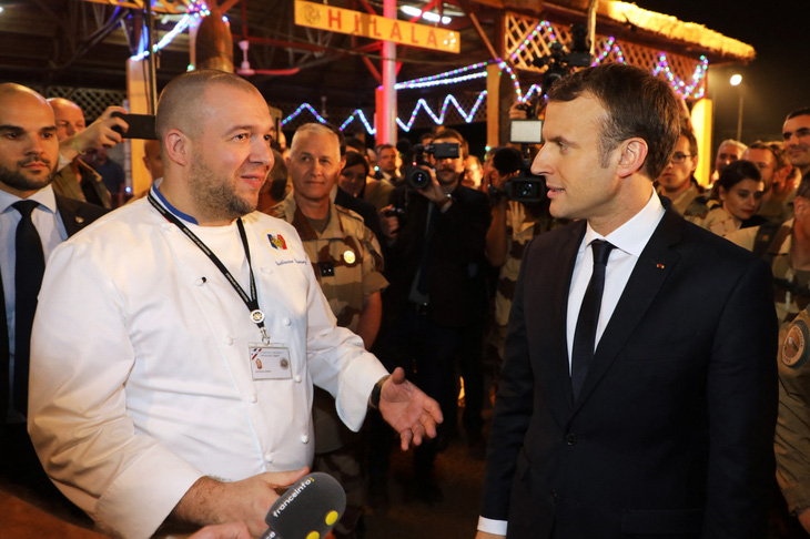 Ông Guillaume Gomez trò chuyện cùng Tổng thống Pháp Emmanuel Macron tại Điện Élysée trong bữa tối Giáng sinh năm 2017, cùng với 700 binh sĩ thuộc lực lượng Barkhane - Ảnh: AFP